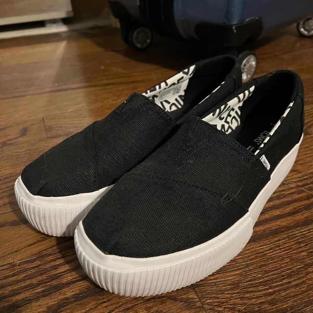 NWOT toms shoes